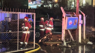 Un vehículo se incendió en el exterior de una distribuidora