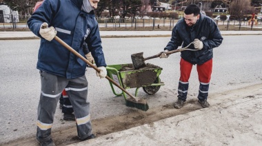 La Municipalidad realiza trabajos de limpieza integral de cordones y veredas