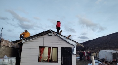 La comunidad se une para reconstruir vivienda dañada por vientos fuertes en Barrio San Martín