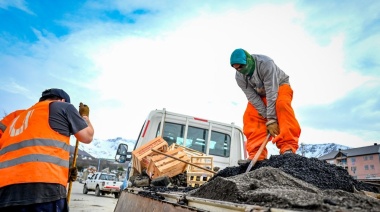 Personal municipal continúa con los trabajos de bacheo