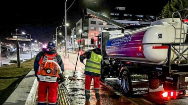 El Municipio y Agrotécnica Fueguina continúan con la limpieza nocturna en el centro de la ciudad