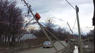 El viento provocó la caída de un poste del tendido eléctrico