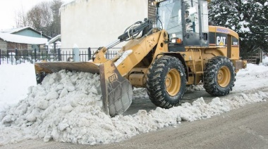 La municipalidad realiza tareas de despeje y limpieza ante el temporal de nieve