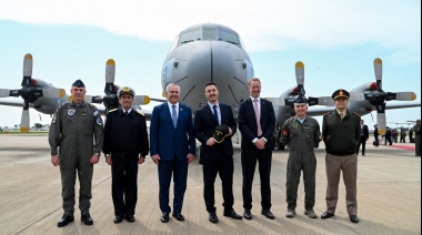 El ministro Petri recibió el primer avión P-3 Orion para la Armada Argentina