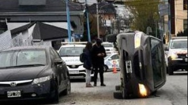 Un auto chocó contra un vehículo estacionado y volcó en zona céntrica