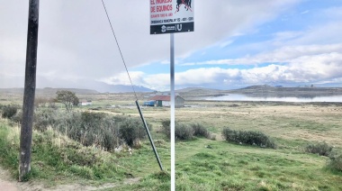 Colocaron carteles para indicar la prohibición de equinos en espacios verdes sobre la avenida Yrigoyen