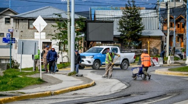 El Municipio junto a Agrotécnica Fueguina realizaron tareas de limpieza en la vía pública