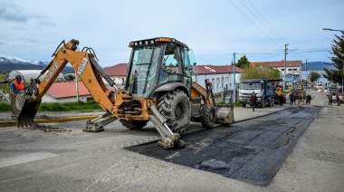 La Municiplaidad trabaja en el bacheo de la calle Yaganes