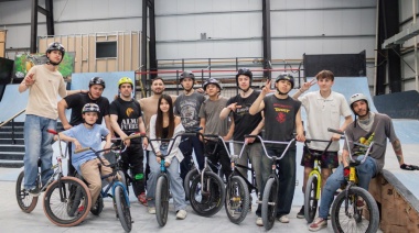 Jóvenes fueguinos participan en el campeonato de BMX en Maligno Park en Córdoba