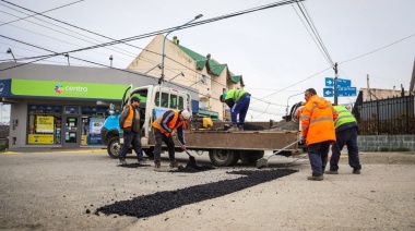 El Municipio realiza tareas de bacheo en calle Gobernador Paz