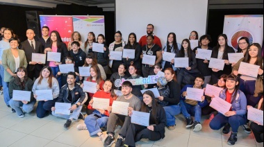 Jóvenes reciben sus kits y certificados con el programa Juventudes 4.0