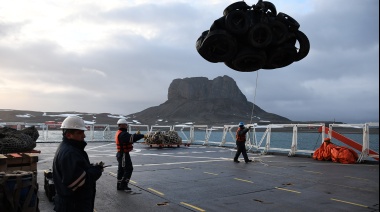 El rompehielos ARA “Almirante Irízar” inició las tareas logísticas de la Campaña Antártica