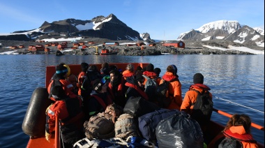 La Base Conjunta Antártica Esperanza recibió al rompehielos “Almirante Irízar”