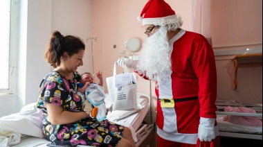 Papá Noel visitó los centros de salud y hospitales provinciales para alegrar a los más pequeños