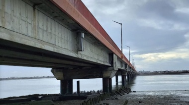 Oficial de policía se lanzó al agua y salvó a una mujer que minutos antes había saltado del puente