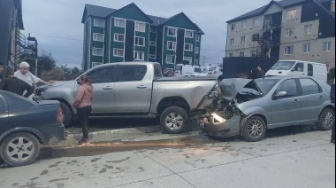 Perdió el control y chocó contra tres vehículos estacionados