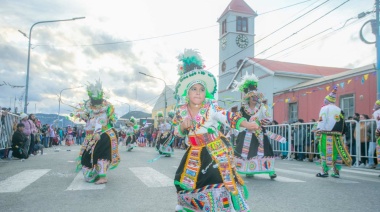 Histórica convocatoria de vecinos y vecinas en el "Carnaval del Fin del Mundo 2025"