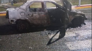 Se incendió un auto en la rotonda de la EPET