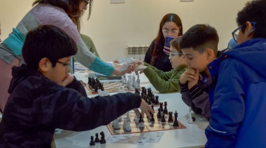 El Municipio acompañó la "Tarde de juegos de mesa, cubo rubik y taller cultural malvinero"