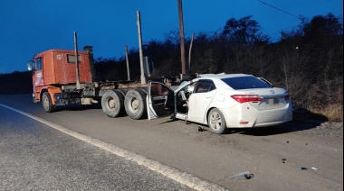 Un automóvil se estrelló contra un camión en la Ruta 3