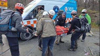 Asisten a una mujer que se lesionó en Laguna Esmeralda