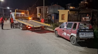 Personal municipal retiró autos abandonados y chatarra de la vía pública