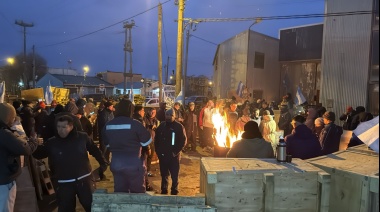 Río Grande: Trabajadores se concentran frente de la planta de Mirgor para el acto central