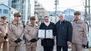 Funcionarios municipales participaron de la inauguración de la escultura del Guardacostas PNA GC-83 "Río Iguazú"  "
