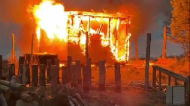 Incendio destruye una vivienda ubicada a la vera de la avenida Héroes de Malvinas