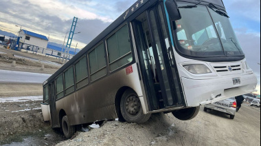 Susto sin heridos en Héroes de Malvinas: un colectivo se desbarrancó sin pasajeros