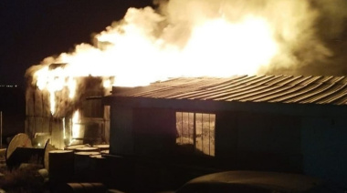 Un incendio destruyó por completo una vivienda ubicada en la zona sur