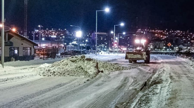 Más de 150 trabajadores municipales abocados a tareas de despeje de nieve
