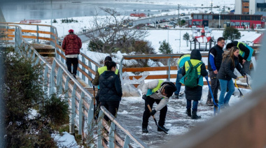 El Municipio junto a Asez Wao realizaron el retiro de nieve y hielo del Paseo del Centenario