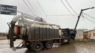 Un camión de Obras Sanitarias se estrelló contra un poste de hormigón