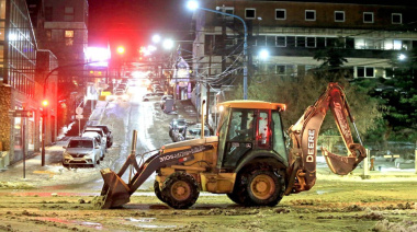 La municipalidad de Ushuaia realizó un operativo de limpieza nocturno en avenida Maipú