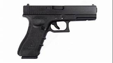 Perseguía a una mujer con un arma falsa y terminó detenido 