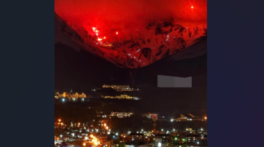 Se realizó la bajada con antorchas del Glaciar Martial