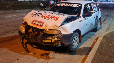 Un auto preparado para competir en la Hermandad chocó en la rotonda de la trucha