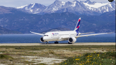 Unos 30 pasajeros abordaron en Ushuaia el vuelo hacia Malvinas