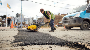Personal del Municipio de Ushuaia continúa con el bacheo de calles