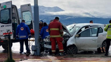 Un automóvil se estrelló contra una columna de alumbrado público