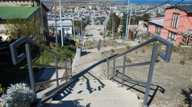 Funcionarios y concejales recorrieron la nueva escalera entre Yowen y Karukinka Norte