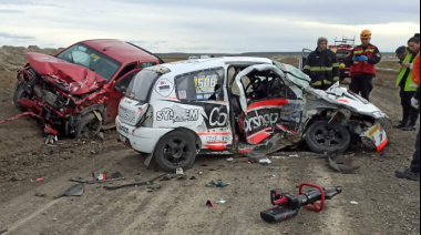 Un choque entre un auto competición y una camioneta dejó dos muertos