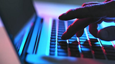 La policía identificó a dos personas que hicieron compras con una tarjeta robada