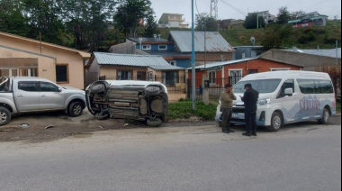 Un utilitario chocó contra dos vehículos estacionados