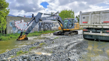 Realizan tareas de saneamiento y profundización del arroyo Buena Esperanza