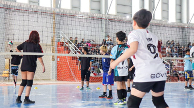 Más de 80 niños y niñas disfrutaron de un encuentro local de mini vóley en Río Grande