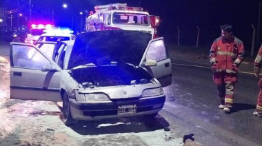 Un auto se incendió mientras circulaba por la calle