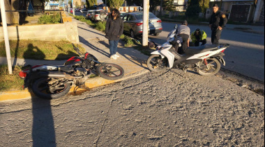 Dos mujeres en una moto resultaron con heridas leves tras chocar con un auto