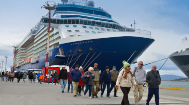 Arribó el Crucero Celebrity Equinox, una de las embarcaciones de mayor porte que opera en la región austral